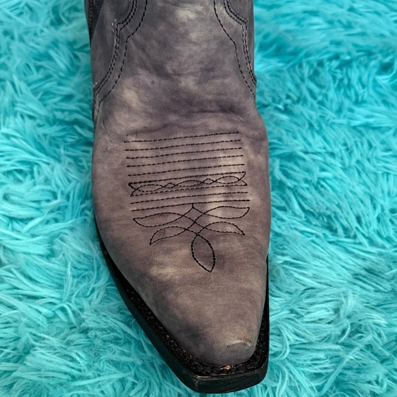 Elegant Gray Western Boots for Women - Picture 9 of 10